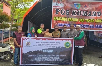 Suasana haru menyertai penyerahan bantuan secara simbolis dari Pengurus Wilayah IPPAT DKI Jakarta dan INI-IPPAT Sumbar kepada Pemerintah Daerah Pesisir Selatan. (Foto: Ist)