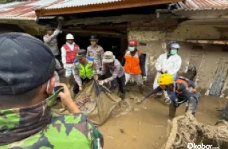 Tim SAR Gabungan mengevakuasi korban bencana banjir bandang di kawasan Jembatan Kamba (kembar) Padang Panjang).
