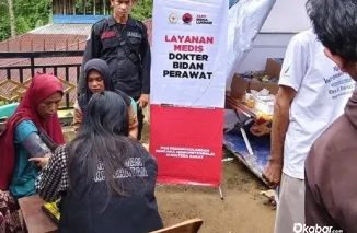 Tim Kesehatan DPP PDI Perjuangan bersama relawan Baguna menembus Kampung Ngalau Gadang, Kecamatan IV Nagari Bayang Utara, Kabupaten Pesisir Selatan. (Foto: Ist)
