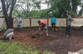 Ubah Sampah Jadi Berkah: Dinas Perpustakaan dan Kearsipan Payakumbuh Olah Daun Berguguran Menjadi Kompos