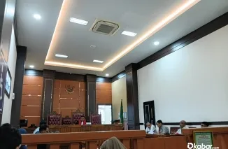 Hakim tunggal Marselinus Ambarita, menyidangkan pra peradilan di Pengadilan Negeri (PN) Kelas I A Padang, pada Rabu (25/2/2025).