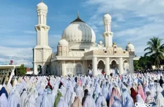 Suasana umat Muslim melaksanakan salat Idul Fitri berjamaah di lapangan terbuka saat Hari Raya Idul Fitri 1447 Hijriah. (Foto: Ist)
