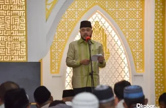 Wali Kota Padang Fadly Amran melaksanakan Salat Idul Fitri 1447 H di Masjid Agung Nurul Iman, Sabtu (21/3/2026). (Foto: Ist)