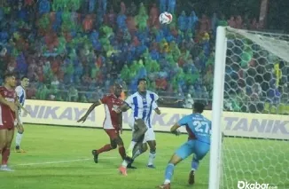 Pemain Persib Bandung Ramon Tanque merayakan gol saat menghadapi Semen Padang dalam lanjutan Super League 2025-2026 di Stadion H. Agus Salim, Minggu (5/4/2026). (Foto: Ist)