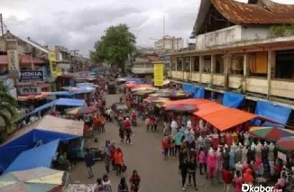Aktivitas transaksi masyarakat di pasar tradisional Sumatera Barat yang mencerminkan stabilitas harga pangan seiring terkendalinya inflasi daerah pada Maret 2026. (Foto: Ist)