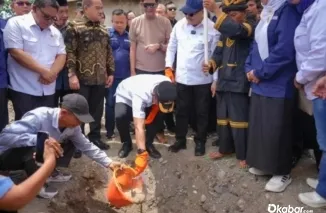 Peletakan batu pertama pembangunan jembatan gantung di Nagari Saniangbaka, Kabupaten Solok, sebagai upaya memulihkan akses warga pascabanjir bandang, Kamis (2/4/2026). (Foto: Ist)