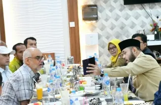 Wali Kota Padang Fadly Amran bersama Syekh Mohammad MT Al Khoory saat jamuan makan malam di Padang membahas peluang kerja sama filantropi dan pendidikan. (Foto: Ist)