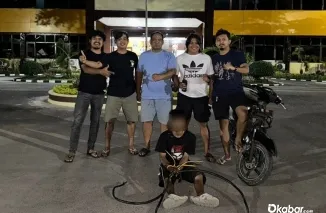 Petugas Polresta Padang mengamankan pelaku pencurian kabel tower Telkomsel di kawasan Kuranji, Padang. (Foto: Ist)