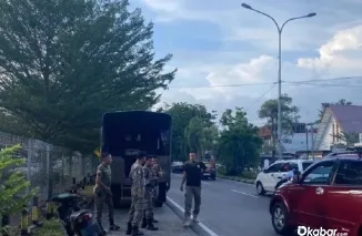 Petugas Satpol PP Padang berjaga di kawasan Jalan Raya Stasiun Tabing untuk menertibkan pedagang kaki lima yang berjualan di badan jalan dan menyebabkan kemacetan, Kamis (2/4/2026). (Foto: Ist)