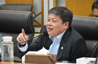 Wakil Ketua Komisi IV DPR RI, Alex Indra Lukman, saat memberikan kritik keras terkait mandeknya pencairan Anggaran Kementerian Kehutanan untuk pemulihan pasca-bencana dalam Raker dengan Kemenko LHK, Rabu (14/5/2026). (Foto: Ist)