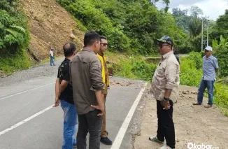 Anggota DPRD Sumbar, Donizar, didampingi jajaran Dinas Bina Marga, Cipta Karya dan Tata Ruang (BMCKTR) Sumbar, meninjau langsung kondisi kerusakan badan jalan di ruas Panti--Simpang Empat, Kabupaten Pasaman, baru-baru ini. (Foto: Ist)
