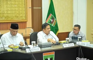 Gubernur Sumbar, Mahyeldi Ansharullah, memberikan arahan saat memimpin Rapat Koordinasi Percepatan Program Unggulan bersama Bupati/Walikota se-Sumbar dan kepala OPD di Istana Gubernuran, Padang, Rabu (20/5/2026). (Foto: Ist)