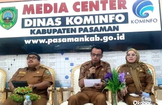 Plt Kepala Dinas Kesehatan Pasaman, Yong Marzuhaili, didampingi jajaran Kabid Dinkes saat memberikan keterangan pers di Media Center Diskominfo Pasaman, Senin (18/5/2026). (Foto: Ist)
