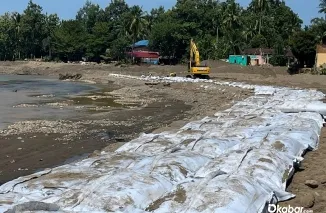 Pekerja dari PT Nindya Karya sedang melakukan pemasangan geobag dan pengerukan sedimen di tepi Sungai Batang Kabung, Lubuk Minturun, Koto Tangah, Padang. (Foto: Ist)