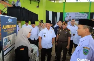 Bupati Pasaman Welly Suhery didampingi Kepala Dinas Koperasi, UKM, Perdagangan dan Tenaga Kerja Ariswan dan perwakilan perusahaan saat meninjau stand peserta Job Fair Pasaman 2026 di GOR Tuanku Rao, Rabu (20/5/2026).