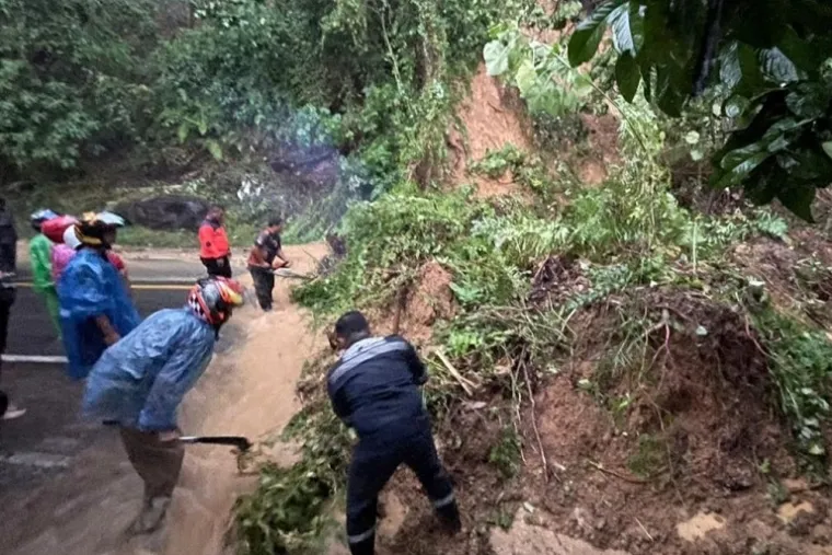 Petugas BPBD Kota Padang melakukan pemantauan dan penanganan awal di lokasi longsor yang menutup Jalan Padang-Painan Km 16, Kelurahan Bungus Barat, Minggu (14/6/2026). (Foto: Ist)