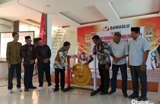 Anggota Bawaslu Sumatera Barat, Muhammad Khadafi, melakukan pemukulan gong sebagai tanda resmi dimulainya Program Pendidikan Pengawas Partisipatif (P2P) Tahun 2026 di Kabupaten Pesisir Selatan, Selasa (16/6/2026). (Foto: Ist)
