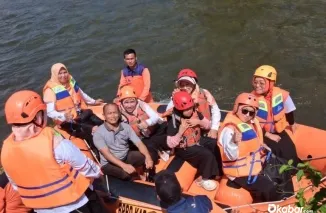 Para anggota Darmawanita BPBD Kabupaten Pasaman mengikuti kegiatan simulasi penanganan bencana dan keselamatan di perairan Batang Sumpur, Kabupaten Pasaman. (Foto: Ist)