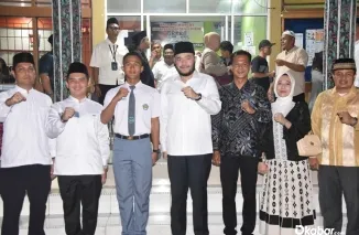 Wali Kota Padang Fadly Amran melepas Fathir Verianico, siswa MAN 2 Padang yang mewakili Kota Padang dan Provinsi Sumatera Barat mengikuti Seleksi Calon Paskibraka Tingkat Nasional 2026 di Halaman Kantor Camat Pauh, Sabtu (13/6/2026). (Foto: Ist)