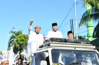 Wali Kota Padang Fadly Amran (tengah) bersama Wakil Wali Kota Maigus Nasir, Anggota DPD RI Jelita Donal, dan tokoh lainnya melepas ribuan peserta Parade Tauhid dari Masjid Agung Nurul Iman menuju Masjid Raya Syekh Ahmad Khatib Al Minangkabawi, Selasa (16/