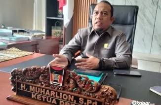 Ketua DPRD Kota Padang, Muharlion, berdialog dengan para relawan Kelompok Siaga Bencana (KSB) saat menghadiri Jambore KSB 2026 di Bumi Perkemahan ABG Lubuk Minturun, 12--14 Juni 2026. (Foto: Ist)