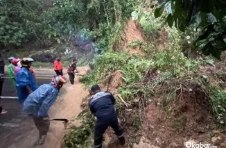 Petugas BPBD Kota Padang melakukan pemantauan dan penanganan awal di lokasi longsor yang menutup Jalan Padang-Painan Km 16, Kelurahan Bungus Barat, Minggu (14/6/2026). (Foto: Ist)