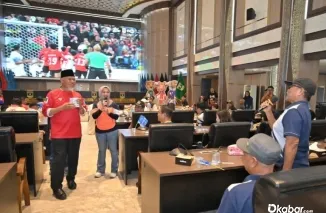 Suasana antusias warga, mahasiswa, dan pejabat daerah yang memadati ruangan saat menyaksikan langsung pertandingan Mesir lawan Iran. (Fotp: Ist)