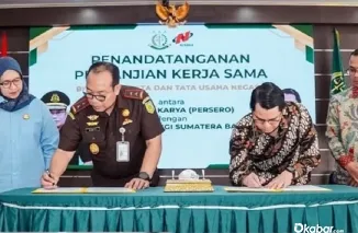 Jajaran manajemen PT Nindya Karya (Persero) bersama pimpinan Kejaksaan Tinggi Sumatera Barat berfoto bersama usai penandatanganan perjanjian kerja sama. (Foto: Ist)