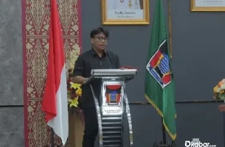 Ketua Fraksi Partai NasDem Argi Putra Finalo menyampaikan pandangan fraksi dalam rapat paripurna DPRD Kota Padang terkait pertanggungjawaban pelaksanaan APBD Tahun Anggaran 2025, Senin (15/6/2026). (Foto: Ist)