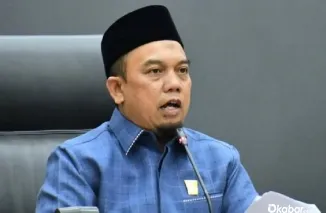 Ketua DPRD Kota Padang, Muharlion, memberikan keterangan pers terkait maraknya terminal bayangan di Kota Padang, Senin (15/6/2026). (Foto: Ist)