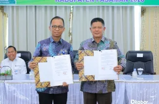 Bupati Pasaman Welly Suhery menandatangani nota kesepahaman bersama Bank Nagari guna memperkuat digitalisasi. (Foto: Ist)