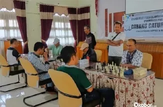 Ketua PWI Sumbar, Widya Navies, didampingi Ketua SIWO PWI Sumbar, Syaiful Husein, memberikan apresiasi kepada panitia PWI Payakumbuh-Limapuluh Kota usai kegiatan seleksi atlet Porwanas XV, Senin (15/6/2026). (Foto: Ist)
