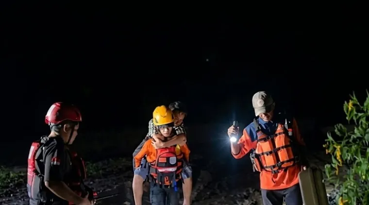 Petugas gabungan mengevakuasi warga dan memantau kondisi banjir di Nagari Sungai Batang, Kecamatan Tanjung Raya, Kabupaten Agam, Sabtu (18/7/2026). (Foto: Ist)