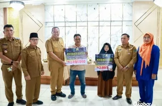 Wali Kota Pariaman Yota Balad menyerahkan bantuan modal usaha kepada 57 warga terdampak bencana hidrometeorologi tahun 2025 di Pandopo Rumah Dinas Wali Kota Pariaman, Senin (13/7/2026). (Foto: Ist)