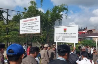 Petugas Satpol PP Kota Bukittinggi didampingi unsur TNI dan Polri memasang plang pengamanan aset daerah di lahan belakang Universitas Fort de Kock, Rabu (22/7/2026). (Foto: Ist)