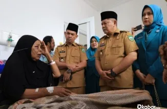 Welly Suhery Jenguk Ibu Saudah Di RS Tuanku Imam Bonjol