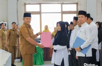 Bupati Pasaman Welly Suhery saat mengukuhkan 62 Guru Tahfiz terpilih di Aula Kantor Bupati Pasaman, Selasa (14/7/2026). (Foto: Ist)