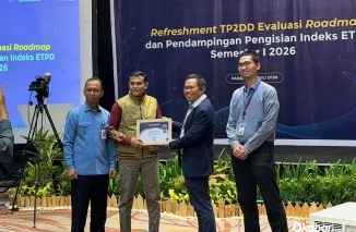 Kepala Bidang Pendapatan Setda Pasaman Jasmardi bersama PIC TP2DD Ibnu Prama Yunas menerima sertifikat apresiasi "Most Improved" Indeks ETPD dari Bank Indonesia Sumbar di Padang, Minggu (20/7/2026). (Foto: Ist)