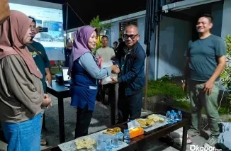 Kepala Dinas Perkim Kota Padang Tri Hadiyanto bersama warga menyaksikan nobar perempat final Piala Dunia 2026 di Huntara Lubuk Buaya, Sabtu (11/7/2026). (Foto: Ist)