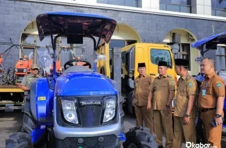 Bupati Pasaman Welly Suhery saat mengukuhkan Brigade Alsintan dan meninjau bantuan alat pertanian senilai Rp7 miliar untuk layanan bajak sawah gratis petani. (Foto: Ist)