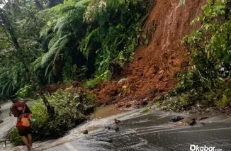 Tim BPBD Kabupaten Agam bersama pemerintah setempat memantau lokasi banjir dan jalan amblas di Nagari Malalak Timur serta longsor di Jalan Sigiran--Campago Malalak Utara akibat hujan deras Sabtu (25/7/2026). (Foto: Ist)