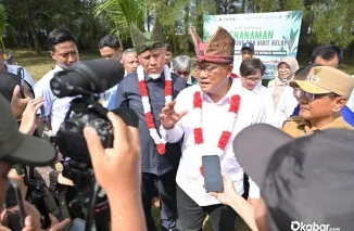 Gubernur Sumbar, Mahyeldi Ansharullah bersama Menteri Lingkungan Hidup Moh Jumhur Hidayat saat mencanangkan Gerakan Tobat Ekologis di lingkungan Politeknik Pelayaran Sumbar, Kabupaten Padang Pariaman, Selasa (14/7/2026). (Foto: Ist)