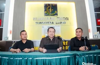 Asintel Kejati Sumbar didampingi anggota dalam konfrensi pers bersama awak media.(kejati sumbar)