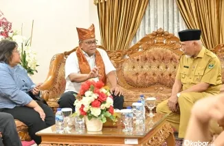 Gubernur Sumbar, Mahyeldi Ansharullah menyambut kedatangan Menteri Lingkungan Hidup Moh. Jumhur Hidayat di Bandara Internasional Minangkabau, Senin (13/7/2026). (Foto: Ist)