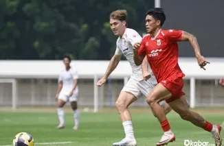 Pemain muda Timnas Indonesia Mitchell Baker latihan dengan pemain lain menjelang laga pembuka melawan Kamboja di Stadion Pakansari, Senin (27/7/2026). (Foto: Ist)