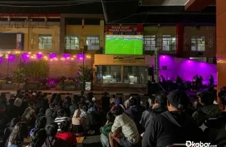 Warga menyaksikan nonton bareng (nobar) semifinal Piala Dunia 2026 antara Prancis melawan Spanyol di kawasan depan Pasar Pusat Padang Panjang, Rabu (15/7/2026) dini hari. (Foto: Ist)