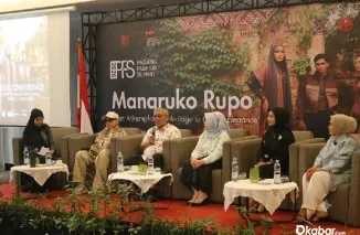 Kepala Disnakerin Padang Ferri Erviyan Rinaldy dan Staf Ahli Dekranasda Fomalhaut Zamel saat konferensi pers Padang Young Design Competition 2026 di ZHM Premier Hotel, Sabtu (11/7/2026). (Foto: Ist)