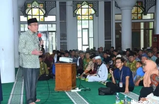 Wakil Wali Kota Padang Maigus Nasir saat meluncurkan Program 3T dan sosialisasi kurikulum TQA/MDTW di Masjid Agung Nurul Iman, Sabtu (11/7/2026). (Foto: Ist)