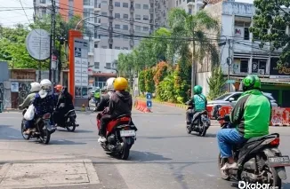 Tim Diskominfo Kota Bandung bersama PT Bandung Infra Investama (BII) melakukan inspeksi harian untuk memantau kondisi permukaan jalan pascagalian proyek penataan kabel udara di Kota Bandung. (Foto: Ist)