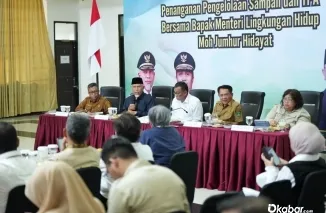 Gubernur Sumbar Mahyeldi Ansharullah bersama Menteri Lingkungan Hidup Moh Jumhur Hidayat memimpin Rapat Koordinasi Pengelolaan Sampah dan Penanganan TPA di Hall IKK Kantor Bupati Padang Pariaman, Selasa (14/7/2026). (Foto: Ist)